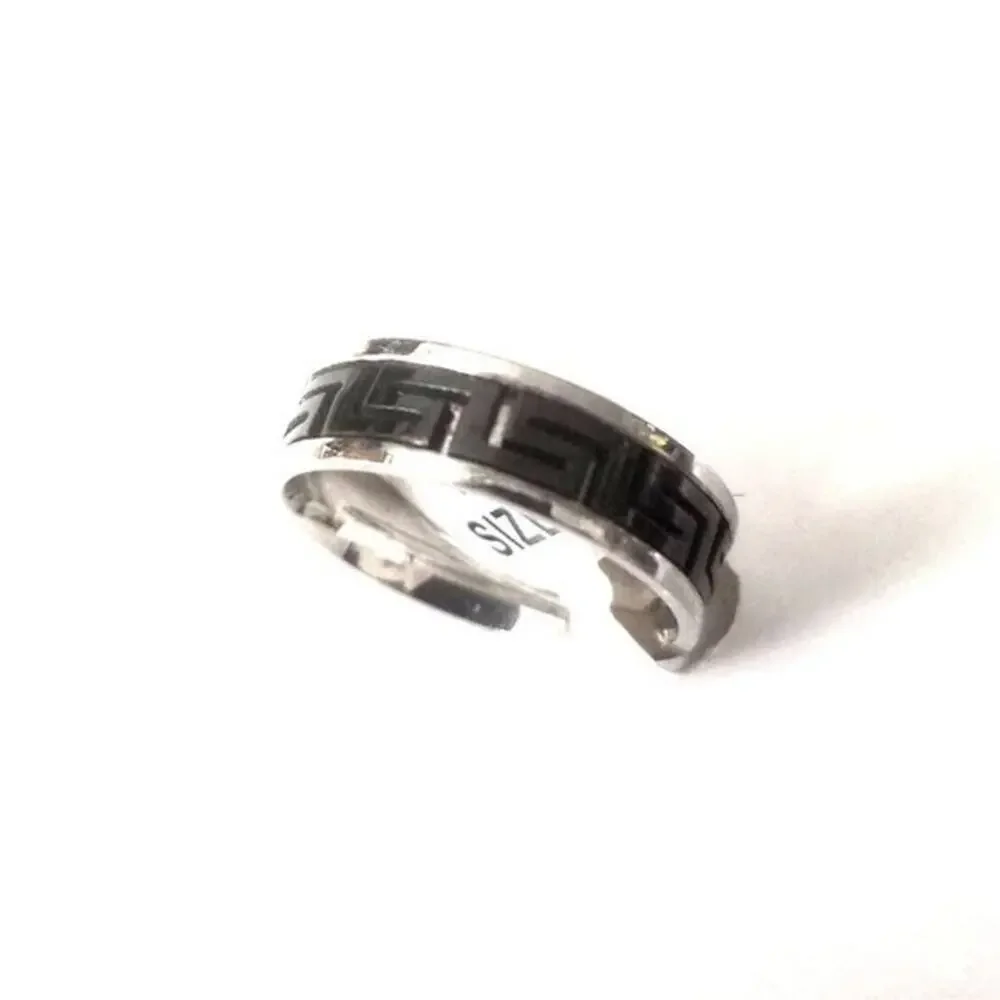New‎ silver/black ring size 9